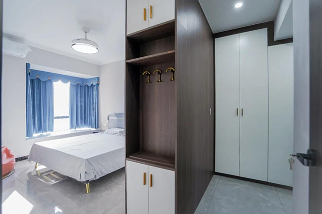 105㎡三居室，用冷暖色調碰撞出年輕人有趣的簡約生活。